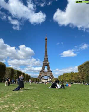 Cho Seung-yeon Instagram - 𝘼 𝙆𝙤𝙧𝙚𝙖𝙣 𝙙𝙤𝙜 𝙙𝙤𝙚𝙨 𝙡𝙖 𝙏𝙤𝙪𝙧 𝙙’𝙀𝙞𝙛𝙛𝙚𝙡 🐾🇫🇷

프랑스 군사학교(É𝙘𝙤𝙡𝙚 𝙢𝙞𝙡𝙞𝙩𝙖𝙞𝙧𝙚) 앞에 위치해있어 18세기만해도 군인들의 대열과 전술 훈련이 진행됐던 이 거대한 정원은 전쟁의 신의 이름을 따 ‘마르스의 평원(𝘾𝙝𝙖𝙢𝙥𝙨 𝙙𝙚 𝙈𝙖𝙧𝙨)’이라고 불립니다. 

에펠탑을 배경으로 인생샷 건지기에 최적의 장소다보니 오늘날은 에펠탑을 즐기러온 관광객들로 많이 붐비는 곳이기도 하고요. 

잔디에 반려견이 입장 가능한 파리의 얼마 안되는 공원 중 하나이기도 해서, 저도 오늘은 강아지와 함께 에펠탑 보며 피크닉 즐기고 왔습니다 😊