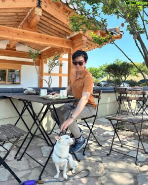 Cho Seung-yeon Instagram - _
2박3일 경주. 반려견과 함께라 유적지는 많이 못둘러봤지만 생각보다 반려견과 함께 산책할 수 있는 산책로나 카페들이 구석구석 많아서 좋았습니다. 

이번주 날씨가 워낙 구름한점 없이 좋기도 했지만 날씨 치트키 감안하더라도 경주 해질녘 풍경은 가히 예술이었구요. 
사진 속 공간인 첨성대 주변 산책로와 보문호반길은 꼭 또 걷고 싶네요 😉