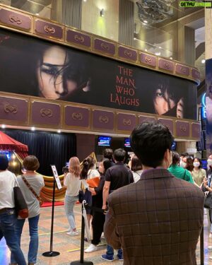 Cho Seung-yeon Instagram - 🤡 𝗟’𝗵𝗼𝗺𝗺𝗲 𝗾𝘂𝗶 𝗿𝗶𝘁
세종문화회관에서 뮤지컬 ‘웃는 남자’ 보고왔습니다.
⠀
뮤지컬의 원작소설은 프랑스의 소설가이자 정치인인 빅토르위고의 ‘웃는남자’(l’Homme qui rit)입니다. 
스토리라인에 19세기 프랑스 반왕정주의 색채가 짙게 깔려있는데 몇가지 재미있던 감상 포인트들 공유해봅니다.
⠀
✅ 가난한 고아 출신이지만 우연히 본인이 귀족 가문의 사라진 후계자라는 것을 알게된 주인공. 그러나 결국 귀족들의 위선에 염증을 느껴 떠돌이 예술가의 세계로 회귀한다는 메인 줄거리는 작가로 시작해 정치인으로, 그리고 다시 작가로 돌아온 빅토르위고 자신의 삶과 많이 닮아있습니다. 위고는 1848년 2월 혁명을 겪으며 국회의원에 당선되지만 1851년 나폴레옹 3세의 쿠테타 이후 반정부 인사로 낙인찍히고 그로인해 불가피한 망명생활을 이어가던 중 다시 작품세계에 몰입해 ‘웃는남자’를 비롯한 여러 대작을 완성했다고 하니 작품 속에 스스로의 인생 궤도를 많이 투영한 것 같습니다.
⠀
✅ ’웃는남자’는 작가가 자신의 작품들 중 가장 걸작이라 꼽았던 소설이지만, 의외로 출판 당시에는 대중적인 면에서 크게 실패한 것으로 전해집니다. 당시 평론가들은 이 책을 두고 ‘시대가 지난 정치적 연설문’ 또는 ‘역사에 대한 지나친 단순화’ 라고 실패 원인을 분석했습니다. 사실 19세기는 이미 산업자본과 노동계층 사이의 갈등이 가장 중요한 사회이슈로 돌아선 시기였는데 프랑스 혁명 초기에 젊은 시절을 보냈던 위고가 여전히 귀족 대 평민의 갈등으로 사회상을 묘사한 부분이 그 당시 사람들에게는 시대를 제대로 반영하지 못했다고 느끼게 한 것 같습니다.
⠀
✅모차르트의 ‘마술피리’, 바그너의 ‘트리스탄과 이졸데’가 떠올랐던 연출이 감동적이었습니다. 많은 브로드웨이 뮤지컬들이 재즈 리듬에 기반하고 있다면, ‘웃는남자’는 마치 가곡 오페라를 연상시키는 장면들이 많아 흥미로웠습니다.
⠀
⠀
폐막이 얼마남지 않은 공연이라 이미 보신 분들도 많을 것 같은데 저도 겨우 막차 탔네요 ^^; 저는 박강현 배우분(@p_k_h_ )나온 회차를 관람했는데 정말 재밌게 봤습니다.
전반적으로 모두 훌륭했지만 특히 무대 연출만큼은 가히 최고였네요 👏🏻 #웃는남자
⠀
