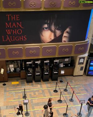 Cho Seung-yeon Instagram - 🤡 𝗟’𝗵𝗼𝗺𝗺𝗲 𝗾𝘂𝗶 𝗿𝗶𝘁
세종문화회관에서 뮤지컬 ‘웃는 남자’ 보고왔습니다.
⠀
뮤지컬의 원작소설은 프랑스의 소설가이자 정치인인 빅토르위고의 ‘웃는남자’(l’Homme qui rit)입니다. 
스토리라인에 19세기 프랑스 반왕정주의 색채가 짙게 깔려있는데 몇가지 재미있던 감상 포인트들 공유해봅니다.
⠀
✅ 가난한 고아 출신이지만 우연히 본인이 귀족 가문의 사라진 후계자라는 것을 알게된 주인공. 그러나 결국 귀족들의 위선에 염증을 느껴 떠돌이 예술가의 세계로 회귀한다는 메인 줄거리는 작가로 시작해 정치인으로, 그리고 다시 작가로 돌아온 빅토르위고 자신의 삶과 많이 닮아있습니다. 위고는 1848년 2월 혁명을 겪으며 국회의원에 당선되지만 1851년 나폴레옹 3세의 쿠테타 이후 반정부 인사로 낙인찍히고 그로인해 불가피한 망명생활을 이어가던 중 다시 작품세계에 몰입해 ‘웃는남자’를 비롯한 여러 대작을 완성했다고 하니 작품 속에 스스로의 인생 궤도를 많이 투영한 것 같습니다.
⠀
✅ ’웃는남자’는 작가가 자신의 작품들 중 가장 걸작이라 꼽았던 소설이지만, 의외로 출판 당시에는 대중적인 면에서 크게 실패한 것으로 전해집니다. 당시 평론가들은 이 책을 두고 ‘시대가 지난 정치적 연설문’ 또는 ‘역사에 대한 지나친 단순화’ 라고 실패 원인을 분석했습니다. 사실 19세기는 이미 산업자본과 노동계층 사이의 갈등이 가장 중요한 사회이슈로 돌아선 시기였는데 프랑스 혁명 초기에 젊은 시절을 보냈던 위고가 여전히 귀족 대 평민의 갈등으로 사회상을 묘사한 부분이 그 당시 사람들에게는 시대를 제대로 반영하지 못했다고 느끼게 한 것 같습니다.
⠀
✅모차르트의 ‘마술피리’, 바그너의 ‘트리스탄과 이졸데’가 떠올랐던 연출이 감동적이었습니다. 많은 브로드웨이 뮤지컬들이 재즈 리듬에 기반하고 있다면, ‘웃는남자’는 마치 가곡 오페라를 연상시키는 장면들이 많아 흥미로웠습니다.
⠀
⠀
폐막이 얼마남지 않은 공연이라 이미 보신 분들도 많을 것 같은데 저도 겨우 막차 탔네요 ^^; 저는 박강현 배우분(@p_k_h_ )나온 회차를 관람했는데 정말 재밌게 봤습니다.
전반적으로 모두 훌륭했지만 특히 무대 연출만큼은 가히 최고였네요 👏🏻 #웃는남자
⠀