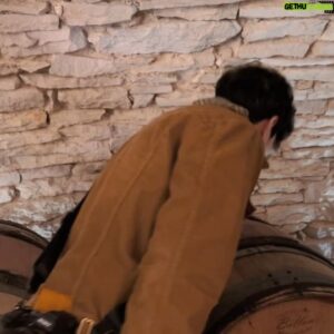 Cho Seung-yeon Instagram - #ꓐꓰꓮꓴꓠꓰ #ꓐꓳꓴꓣꓖꓳꓖꓠꓰ 🍷

프랑스를 대표하는 와인생산지 브루고뉴(ꓐꓳꓴꓣꓖꓳꓖꓠꓰ)에서 ３박 ４일 여행을 마쳤습니다.
루이 １５세가 브루고뉴 와인을 살때면 꼭 여기 ‘본’(ꓐꓰꓮꓴꓠꓰ)이라는 도시로 사람을 보냈다는데, 저도 본에서 며칠 묵으며 중세부터 내려온 와인문화를 경험해보았습니다.

제가 생각하는 브루고뉴의 매력을 몇가지 정리해보자면,

✔️１４００년대 브루고뉴 공작의 영토는 오늘날 프랑스 브루고뉴 지역부터 북쪽으로는 네덜란드에 아우를 만큼 거대했다고 합니다. 심지어는 프랑스 국왕도 브루고뉴 공작을 두려워했을만큼 권세가 대단했었죠. 오늘날 그 영광의 흔적은 ꓔꓴꓲꓡꓰ ꓦꓰꓣꓠꓲꓢꓢéꓰ 라는 화려하고 독특한 지붕형태에도 남아있는데 가을볕이 비추니 눈부시게 아름다웠습니다.

✔️브루고뉴는 와인과 프랑스의 역사가 포도 넝쿨처럼이나 깊게 얽혀있는 도시입니다. 브루고뉴 공작이 처음 이 도시를 세웠을 때 무너진 로마 요새를 기반삼아 그 위에 도시를 지었다고 합니다. 실제로 제가 방문했던 ꓚꓮꓦꓰ(지하 와인저장고) 역시 한쪽 벽면은 로마 요새, 다른 쪽은 중세 성벽, 그리고 또 다른 한쪽은 중세 성당의 아치 형태로, 마치 미로처럼 이어진 굉장히 독특한 구조였습니다. 그 오래된 저장고에서 세월의 곰팡이를 뒤집어쓰고 수많은 와인들이 잠들어있는 모습이 인상적이었습니다.

✔️브루고뉴에 오신다면, 와인 베이스의 전통 요리들은 꼭 맛보시길 추천합니다. 특히 와인 소스에 수란을 익혀낸 ꓳꓰꓴꓝ ꓰꓠ ꓟꓰꓴꓣꓰꓔꓔꓰ, 마찬가지로 브루고뉴 와인 소스에 소고기와 야채를 넣고 푹 고은 ꓐꓳꓰꓴꓝ ꓐꓳꓴꓣꓖꓴꓲꓖꓠꓳꓠ, 부르고뉴 달팽이를 활용한 ꓰꓢꓚꓮꓣꓖꓳꓔ ꓓꓰ ꓐꓳꓴꓣꓖꓳꓖꓠꓰ 같은 전통 요리들은 이제 전세계에 프랑스 안주를 대표하는 음식으로 자리 매김했죠. 아무래도 베이스로 쓰여지는 와인이 브루고뉴산이라서인지 본고장의 맛은 파리에서보다 훨씬 진하고 깊었습니다. 

브루고뉴 여행 전 와인 책들을 통해 여러번 읽었던 내용들이 실제로 눈 앞에 펼쳐진 순간은 인생에서 잊혀지지 않을 것 같습니다. 와인 애호가들이 흔히 이야기하는 ‘모든 길은 브루고뉴로 통한다’는 말이 어떤 의미인지 단번에 경험하고 온 느낌이었달까요.

좋은 사람들과 함께라서 더욱 잊지못할 좋았던 여행이었습니다. 🍇🍷🇫🇷