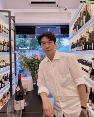 Cho Seung-yeon Instagram - 🥂 Afternoon champagne @ma_jolie_bouteille 
⠀
프랑스 상파뉴 지역에서 샴페인을 만드는 친한 친구 토마네 와인샵 마졸리부떼이 오픈 1주년 축하파티 🥳
⠀
이태원 하얏트호텔 앞 골목길에 있는 작은 가게인데 센스있는 셀렉션이 가득하고, 특히 국내에서 접하기 어려운 프랑스 비주류 지역 와인들이 많아 좋습니다.