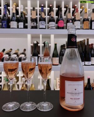 Cho Seung-yeon Instagram - 🥂 Afternoon champagne @ma_jolie_bouteille 
⠀
프랑스 상파뉴 지역에서 샴페인을 만드는 친한 친구 토마네 와인샵 마졸리부떼이 오픈 1주년 축하파티 🥳
⠀
이태원 하얏트호텔 앞 골목길에 있는 작은 가게인데 센스있는 셀렉션이 가득하고, 특히 국내에서 접하기 어려운 프랑스 비주류 지역 와인들이 많아 좋습니다.