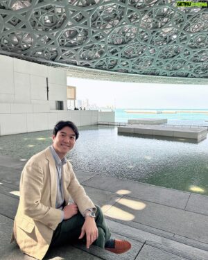 Cho Seung-yeon Instagram - 저는 짧은 휴가차 아랍에미리트의 수도 아부다비에 와있습니다 🇦🇪

파리 루브르 박물관에서 우리가 볼수있는 작품들이 전체 수장고의 작품들 중 약 8%정도 밖에 안된다죠. 

장 누벨이 건축한 이곳 아부다비 루브르에서는 파리 루브르와의 장기 협약으로 파리에서는 보지못한 루브르의 소장품을 비롯해 아름다운 중동문화유산을 즐길 수 있었습니다. 

특정하게 보고싶은 작품이 있거나, 관심있는 시대가 있는 경우라면 파리 루브르가 압도적이겠지만, 세계미술사에 대한 개괄을 한번에 보고 느끼고싶은 분들이라면 아부다비 루브르에서도 훌륭한 큐레이션을 제공하고 있으니 꼭 한번 방문해보시길 추천합니다 :) 

#abudhabi