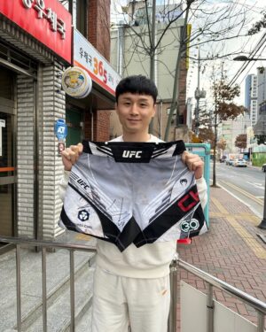 Choi Doo-ho Instagram - 생각지도못하게 너무 많은분들이 구매해주셨어요 정말 감사합니다!! 마음같아서는 모든분들께 선물하고싶지만 어쩔수없이 한분추첨해서 보내드렸어요!! 세탁해서 보내드리는것보다 시합의흔적 그대로 보내드리는게 더 의미가있을것같아서 그냥보내드려요 @joon_park_88 축하드립니다😄