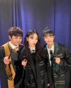 Choi Hyeon-woo Instagram - Welcome to Hogwarts 🎩🪄
@min.nicha @39saku_chan 

#최현우 #민니 #사쿠라 #르세라핌 #여자아이들 #lesserafim