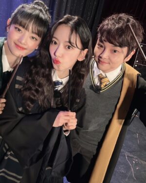 Choi Hyeon-woo Instagram - Welcome to Hogwarts 🎩🪄
@min.nicha @39saku_chan 

#최현우 #민니 #사쿠라 #르세라핌 #여자아이들 #lesserafim