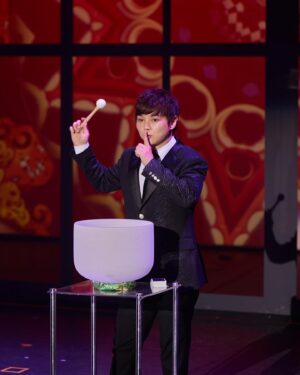 Choi Hyeon-woo Instagram - 대상을 자발적으로 상상해내지 못하는 아판타시아는 전세계 인구의 2-3%가 겪고 있는 상상력이 제한당하는 증상입니다. 실제 아판타시아 초연에서 자신이 아판타시아 증상을 겪고 있음을 알고 몇몇 관객분들은 놀라셨습니다. 평생 상상하지 못하는 것이 당연하다고 생각했다가, 자신이 다른 사람과 다르다는 것을 알고 충격 받으셨던 분들도 계셨습니다. 최근에 명명된 증상이기에 , 많이 알려지지 않았기 때문입니다. 
  그런데 어쩌면 , 현대 사회를 사는 우리들은 다양한 매체들과 정보들로 매일매일 조금씩 상상력을 제한당하는 디지털 아판타시아를 경험하고 있지는 않을까 생각해봅니다. 우리의 상상력이 온전한 자유의지로 행해지는 것일까요? 아니면 무차별적인 정보의 제공으로 상상력이 선택당해지는 것일까요? 우리 모두는  아판타시아 증상의 테두리에 머물러 있지 않나 생각해봅니다. 
 아판타시아는 상상력으로만 만들어지는 공연입니다.  일반적으로 여겨지는 마술도구가 무대에 등장하지 않고 마술이 진행됩니다. 처음부터 끝까지 여러분의 상상력만 사용되어집니다.  단체 최면이 사용되는 것도 결국 여러분의 무의식을 꺼내기 위해서입니다.  타로카드의 사용은 고대 마법에서 출발한 상상력을 현대에 접목시켜 어떻게 이용되어지는 가에 대해서 보여드리고 있습니다. 
  초연보다 더 많은 부분을 수정 보완하고 있습니다. 상상력을 더 세밀하게 자극할수 있도록 준비하고 있습니다.  공연은 12월 11일부터 25일까지 소월아트홀에서 열립니다. 많이 놀러와주세요 ! 감사합니다. 
 
예매는 프로필 링크로! 네이버, 인터파크 등에서도 가능합니다! 

* 14세이상,  중극장 등의 조건을 만족시킬려다보니, 아판타시아 투어공연은  쉽지 않은 부분이 있습니다. 아판타시아의 투어에 대해 문의하신분들이 많았지만, 아쉽게도 어려운 부분이 있음을 양해 부탁드립니다. 

#최현우 #아판타시아 #magic #마술 #마법 #aphantasia