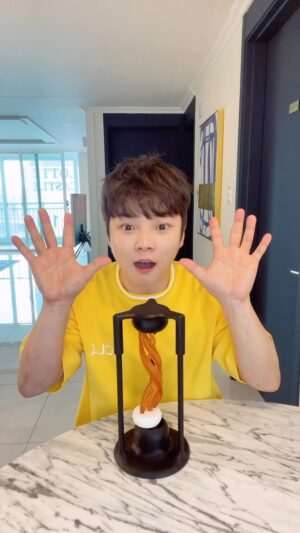 Choi Hyeon-woo Instagram - 이거 모징? #최현우 #magic #magician #마술 #키위랩