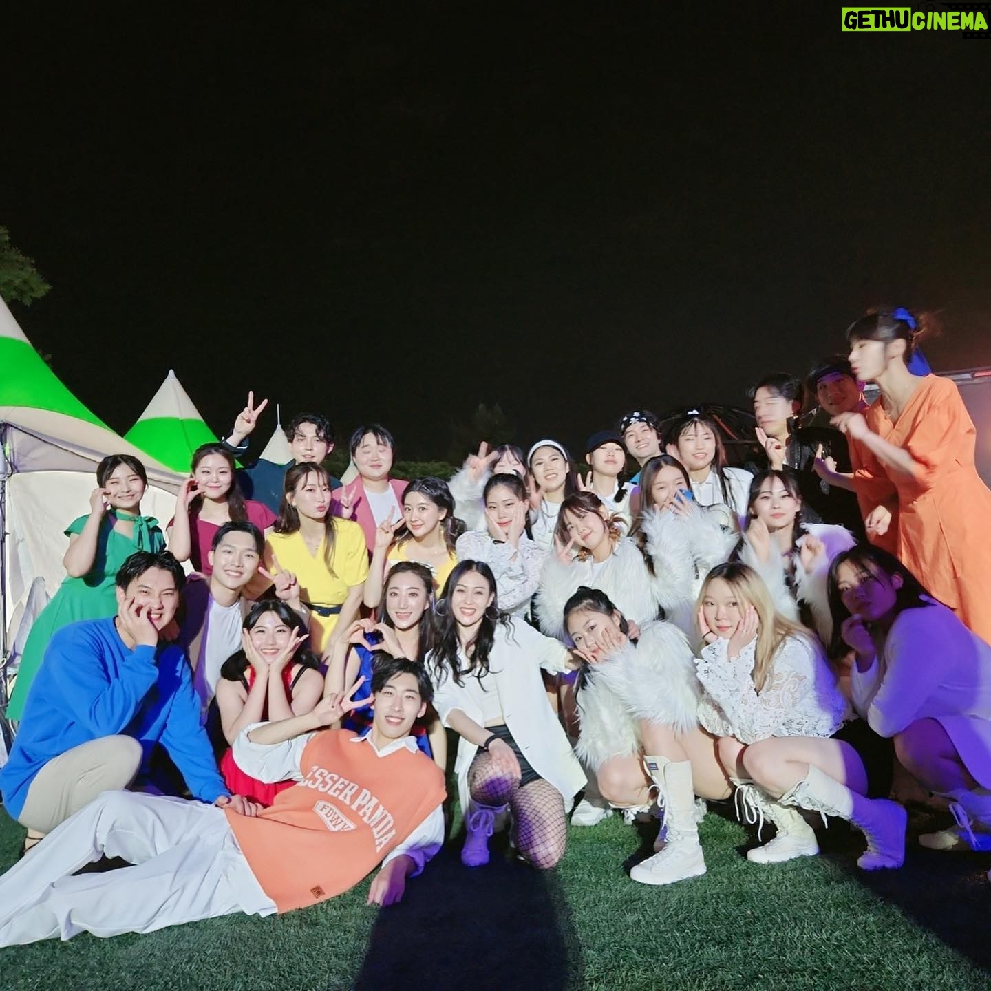 Choi Hyo-eun - 3 Likes - 춤과 노래 저에겐 너무 어려워서 멘탈이 나갔었던 연습을 끝내고 간 울산고래축제 작년에 이어 올해도 함께 했지만 노래 곡수도 많고 저에게는 큰 도전같고 너무 높은 산이었던 공연이 끝이나서 후련하기도 하지만 아쉽고 헛헛한 마음이 큽니다 천방지축 어디로 튈지모르는 저를 이끌어주신 선배님들 우리 동생들 친구들 너무 고맙구 사랑합니다❤️