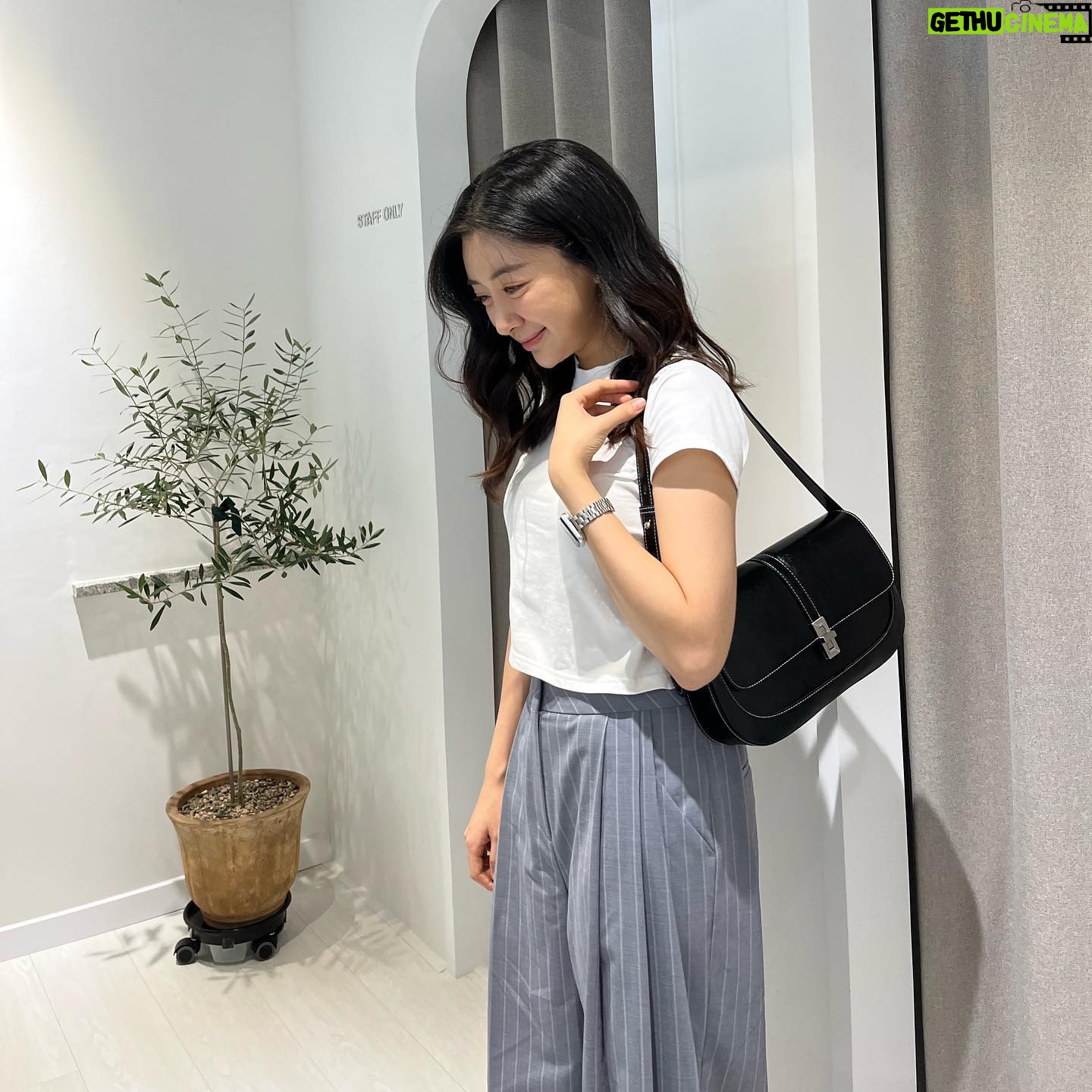 Choi Hyo-eun - 3 Likes - 예쁜 가방들고 룰루🖤
#엠제이드 #아뜰리에클래식 #mjade_korea #올드머니룩