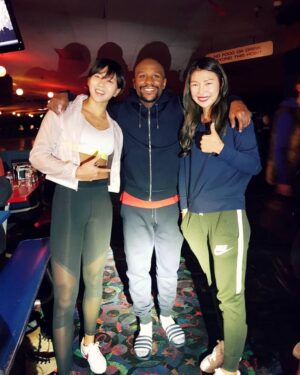 Choi Hyun Mi Instagram - 이제 일주일 남은 마지막 20대...
최고의 복서 메이웨더를 (@floydmayweather )만났고,
나이키코리아 (@nike.korea)와 함께했고
WBA 복싱세계챔피언 6차방어전에 성공했다, (@wbaboxingofficial )
한해를 뒤돌아 보며 올해도 참 많은인연과 열심히 살아온 나에게 박수를 보내고싶다.
힘든일도 행복한 일도 많았던 20대 그리고 올해 
저와 함께한 모든 분들께 감사드립니다🙏
다가오는2019년 새해 복 많이 받으세요 🙆‍♀️💕
메리크리스마스🎄
.

#2018 #마지막20대 #메리크리스마스 #해피뉴이어 #floydmayweather #메이웨더 #나이키코리아 #nikekorea #✔ #wba #worldchampions #hyunmichoi
#6times #defense #🥊 #👏 #👑 #2019 #restart