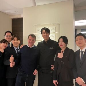 Choi Hyun-seok Instagram - 명실상부 프랑스 론 지역 최고 와인생산자.
에르미따쥬의 쉬라 포도품종의 명작을 만드는 생산자
Jean louis Chave 님께서 쵸이닷을 방문해 주셨습니다

King of Rhone

오늘 너무 과한칭찬을 해주셔서 부끄럽기도 했지만 요리하는 보람이 큰 하루였습니다

묵묵히 나다운 재미있고 즐거운 창의적인 요리로 정진하겠습니다

#jeanlouischave #restaurant #CHOIDOT