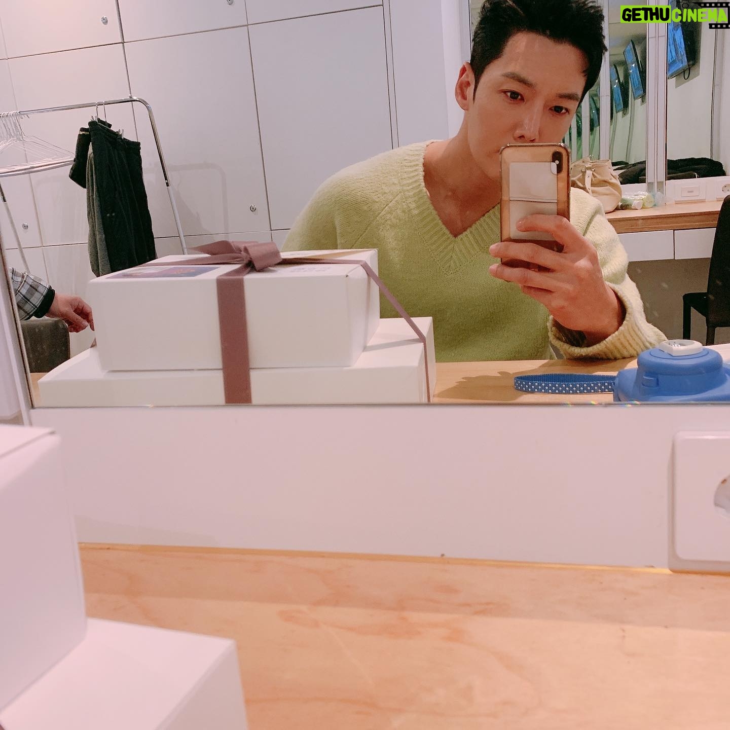 Choi Jin-hyuk - 157.6K Likes - 얼마전 일본 온라인 팬미팅을 잘마쳤습니다 소식 늦어 죄송해요 온라인이라 직접 봴수없어 참 아쉬웠어요 ㅠㅠ빨리 코로나가 끝나고 오프라인으로 만났으면 좋겠습니다..그리고 레알에서 보내주신 도시락 너무 맛있게 잘먹었어요 배가 너무 고팠을때라...ㅋㅋ암튼 이제 2021년이네요 다들 새해복많이 받으시고 건강하세요 빨리 찾아봴게요~!!!^^❤️😍👍