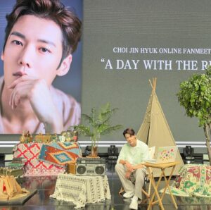 Choi Jin-hyuk Instagram - 온라인팬미팅 전 개인적으로 참 어렵네요 눈앞에서 같이 즐겨야하는데 그럴수가없으니…너무 아쉽네요 ㅠ빨리 코로나가 끝났으면 좋겠습니다ㅠㅠ더레알과 일본팬분들이 보내주신 도시락도 너무 맛있게 잘먹었습니다 감사해요!^^