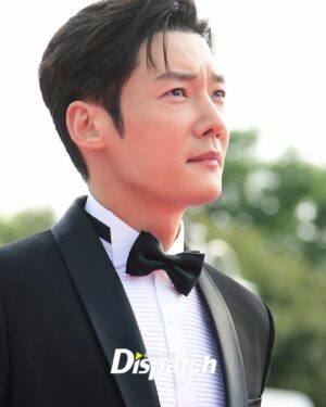 Choi Jin-hyuk Instagram - 몇년만의 시상식..참 감회가 새롭고 첫 연기대상때 이후로 처음으로 긴장도 되고..설레기도 했고..초심으로 돌아간듯한 기분이었습니다.감사합니다.기자님들 멋진 사진도 너무 감사하구요.앞으로도 초심잃지않고 열심히 ,잘 ,배려하고 성실하게 연기할게요 감사합니다!😍