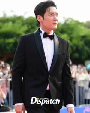 Choi Jin-hyuk Instagram - 몇년만의 시상식..참 감회가 새롭고 첫 연기대상때 이후로 처음으로 긴장도 되고..설레기도 했고..초심으로 돌아간듯한 기분이었습니다.감사합니다.기자님들 멋진 사진도 너무 감사하구요.앞으로도 초심잃지않고 열심히 ,잘 ,배려하고 성실하게 연기할게요 감사합니다!😍