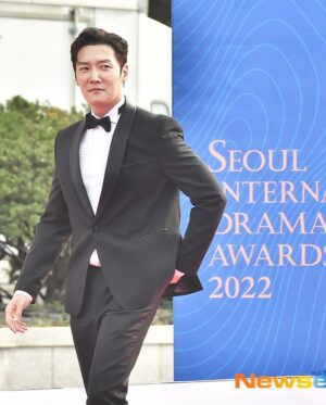 Choi Jin-hyuk Instagram - 몇년만의 시상식..참 감회가 새롭고 첫 연기대상때 이후로 처음으로 긴장도 되고..설레기도 했고..초심으로 돌아간듯한 기분이었습니다.감사합니다.기자님들 멋진 사진도 너무 감사하구요.앞으로도 초심잃지않고 열심히 ,잘 ,배려하고 성실하게 연기할게요 감사합니다!😍