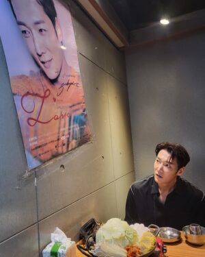 Choi Jin-hyuk Instagram - 19년도의 나를보고…표정이 왜이리 심각하지 ㅎㅎ