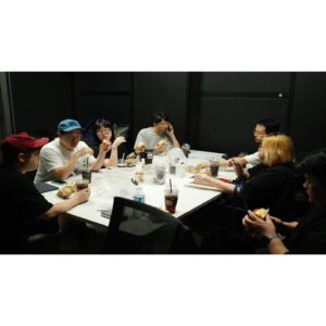 Choi Jung-in Instagram - 오빠 멋지길래 찍어봄

감기로 노래를 못해서 멤버분들을 찍어봄

집에 오는 길에 은이도 열난다고 유치원에서 호출왔다 
안쓰러워서 찍어봄ㅜ