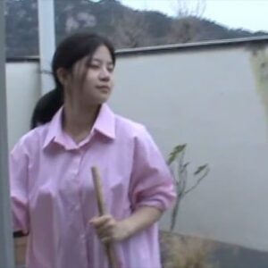 Choi Jung-in Instagram - 짧은 한국 일정동안 참 즐겁고 행복하게 작업한 노래. ‘증인‘ 
정인 @junginjungin 의 섬세함에 놀라고 소민씨 @jsomin86 의 청량한 노랫말에 놀라고 이 시절에도 참여한 모두가 모여 뒷풀이 축하 할 수 있음에 놀라고… 
감사합니다. 많이 들어주세요 🦉 

Full version은 프로파일 링크에!

앨범 소개
서로의 시간을 똑같이 기억하는 증인으로 있다는 것 만큼
사랑했던 시간을 선명하게 만드는 것이 있을까.
헤어짐 끝에 다시는 만나지 못할 사이가 되어버린다 해도
사랑했던 감정, 혹은 미워했던 감정마저
거짓이 아니었길 바라는 마음은 누구나 같을 것이다.

적어도 우리의 감정이 진짜였다면,
빛나던 그 순간을 잊어버리진 말자.
무엇보다 진실됐던 서로의 마음.
너무나도 반짝이던 서로의 모습.

데이빗 포스터의 전성기를 떠올리게 하는 포스티노의 세련된 음악과
한층 꼼꼼해진 곡 해석력을 바탕으로
애절한 감성을 최상의 기교로 그려낸 정인의 보이스.
마치 영화의 한 장면처럼 한 줄 한 줄 디테일이 살아있는 배우 전소민의 노랫말.
화려하다 못해 빡빡한 스트링 편곡과 틀에 박힌 코드 진행이 아니더라도
좋은 멜로디와 목소리, 이야기만으로 충분히 마음을 움직일 수 있다는 것을
이 음악이 오롯이 ‘증명’하고 있다.

곰PD / 전 KBS PD & 뮤지션

Composed by Postino
Lyrics by 전소민
Arranged by Postino

Producer Postino
Piano, Keyboards, Synthesisers Postino
Drums Postino
Guitars 허석
Bass 김세준
Chorus 강태우 @soulman80 , 김영화 @mu.b_ , Postino

Recorded by 김일호. 유슬기 @ChoiSoundLab
Mixed by Postino. 김일호 @mixerkimilho @지음스튜디오
Mastered by 권남우 @821Sound

Entertainment 하영진
Artwork 캐롯 @organiccarrot
Music video  도루묵 @doroomuk
