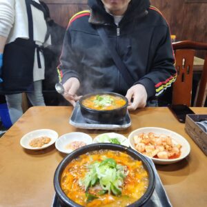 Choi Jung-in Instagram - 어제 화목순대국 오늘 홍은손칼국수... 행복하다
(오빠 미안;;)
