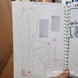 Choi Jung-in Instagram - 내가 "난 그림 못 그리잖아~~" 했더니
듣고 있던 은이가 
"내가 알려줄까? 그리고 싶은 것을 찾아서 따라 그리다보면 배울 수도 있고 그러다 자신만의 캐릭터도 만들어볼 수 있는 거야"라고 했다 ㅋㅋㅋㅋㅋㅋㅋㅋㅋㅋㅋㅋㅋㅋㅋㅋㅋㅋㅋㅋㅋㅋㅋㅋㅋㅋㅋㅋㅋㅋㅋㅋㅋ 
그러면서 그림 연습장을 만들어주었다 ㅋㅋㅋㅋㅋㅋㅋㅋㅋㅋㅋㅋ연습하라곸ㅋㅋㅋㅋㅋㅋ

성우 그림 그린 거 오 멋지다 했더니
그럼 자기 그림도 따라 그리면 되겠네 하길래
깊은 바다로 내려가는 브라키오 상어와 위로 올라오는 겐지스강돌고래를 따라 그렸는데 정말 어려웠다