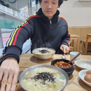 Choi Jung-in Instagram - 어제 화목순대국 오늘 홍은손칼국수... 행복하다
(오빠 미안;;)