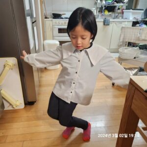 Choi Jung-in Instagram - 전화기에서 어떤 아이돌 가수가 춤추는 영상을 보았다며 이런 춤이었다고 설명해줌
전화기로 반달이를 찍었다고
전화기로 셀카를 찍었다고 
마음이 안 좋을 때 집 청소를 하다보면 이런 거 건질 때가 있다 마법같은 순간!!