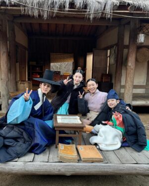 Choi Kyung-hoon Instagram - -
제 자서전에 새로운 페이지를 선물해 준 감독님 작가님 조감독님 스텝분들 배우분들 시청자분들께 감사드립니다. 
아무리 돌아봐도 좋은 기억밖에 없네요.
부겸이를 만나 정말 행복했습니다.
더 좋은 모습으로 찾아뵐 수 있도록 노력하겠습니다. :)
행복한 연말 되세요✨
#혼례대첩#안녕