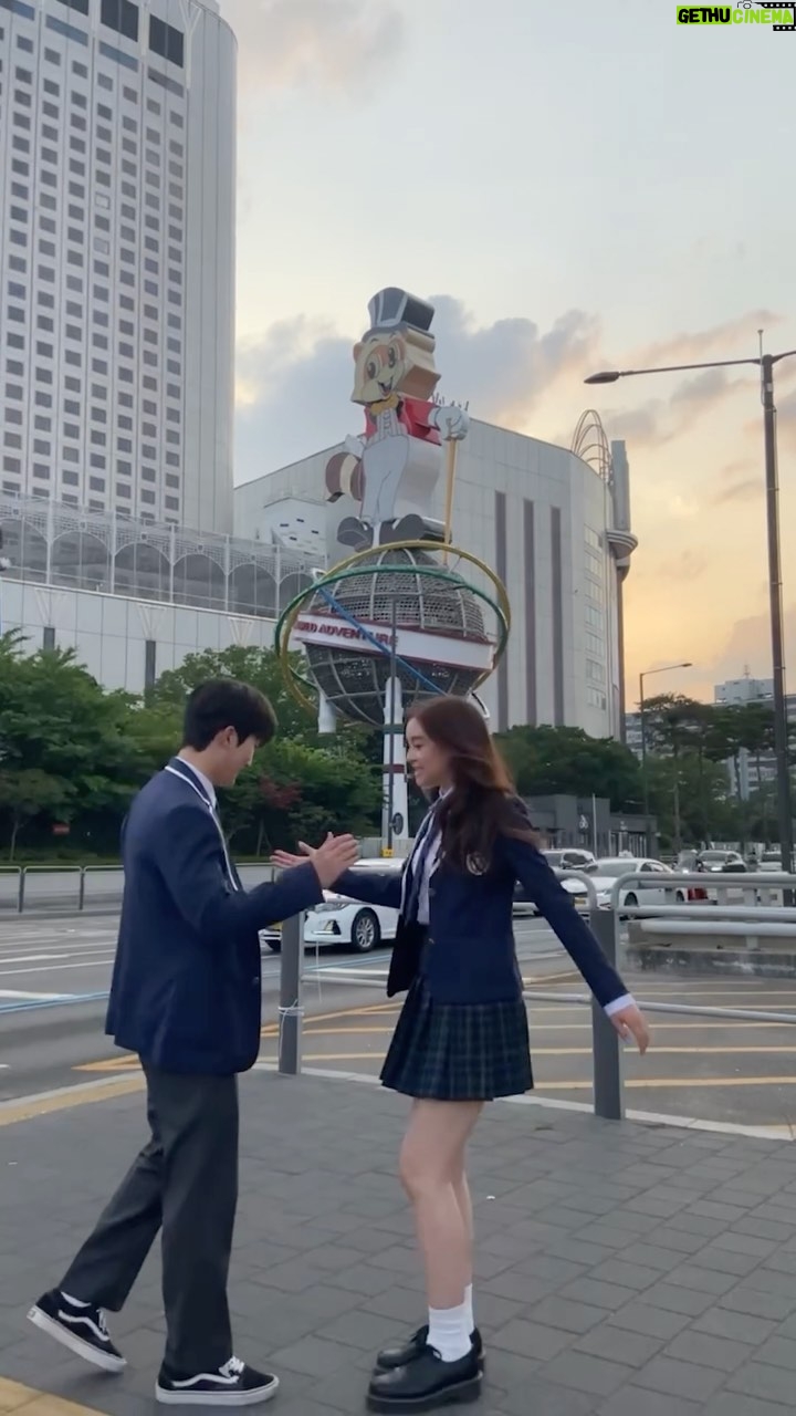 Choi Min-yeong - 583.4K Likes - 😁🫱🏼🤜🏼🫱🏼🫲🏻🫲🏻🤛🏻🟣
.
.
Yesterday, one reporter asked me if I’m not close with @annacathcart haha
Here’s the answer :)
