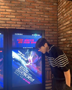 Choi Si-hun Instagram - 영화 <드라이브> 시사회에 다녀왔습니다! 

인간수업에서 연기력으로 인정받은 박주현 배우님 원맨쇼 대단하네요. 예측불허의 반전으로 시작부터 마지막까지 몰입김 미쳤습니다👍 납치스릴러 좋아하시는 분들 꼭 봐보세요🫡

#광고 #드라이브  #영화드라이브 #트렁크납치스릴러 #6월12일대개봉 #영화추천 #스릴러 #유튜버 #박주현 #인간수업