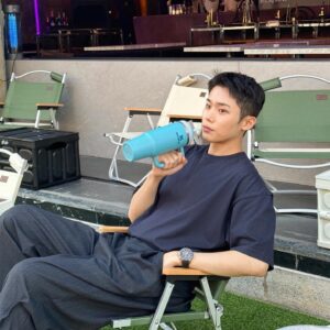 Choi Si-hun Instagram - __________
#광고 @stanley_korea 
일단 광고제품 중 매일 들고다니는 찐러버템입니다 얼음 안녹는게 진짜 신기 

스탠리의 신제품 퀜처 H2.0 텀블러를 제품을 받아 알차게 수분섭취 해봤습니다. 💧 

수분보충이 필수인 더워지는 날씨에 운전 중, 사무실에서 필수템인 텀블러! 
30oz(887ml)로 대용량이라 한 번 물 채우고 하루 종일 마실 수 있었어요. 
특히 운전할 때, 빨대랑 손잡이가 있어서 더욱 편했습니다! 

제가 사용한 제품은 풀(Pool) 컬러인데 확실히 파란색이라 그런지 더 시원한 느낌 들지 않나요? 
심지어 얼음이 담긴음료는 최대 48시간까지 얼음이 녹지 않고 유지된다고 하네요. 
무더위가 예상되는 올여름 스탠리 텀블러로 시원한 수분보충 어떠실까요! 
#스탠리텀블러 #퀜처 #standbyme_stanley #스탠리 #워터풀타임