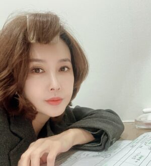 Choi Su-rin Instagram - 최수린 ..촬영중 찍었던 ..
어느새 마지막을 향해 달려가네요..🦄🦄