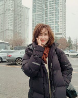 Choi Su-rin Instagram - #choisurin
 
#촬영끝나고 나오는데 예쁜 함박눈이 내리기시작했어..

#southkorea #drama #actress #최수린