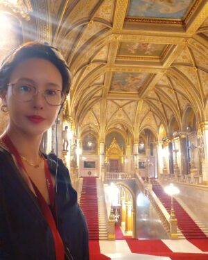 Choi Su-rin Instagram - #choisurin 

#부다페스트의 건축물은 웅장하고 남성적이야
국회의사당 내부는 놀랍도록 크고 화려하고
성 이슈트반성당 역시 들어서자마자 다른 유럽의 성당과는 다른 압도적인 화려함에 와~소리가 절로 나와
유럽이지만 완전히 유럽적이지만은 않은....거대하고 번성했던 역사가 느껴져..

#choisurin #최수린 #actress #배우 #southkorea