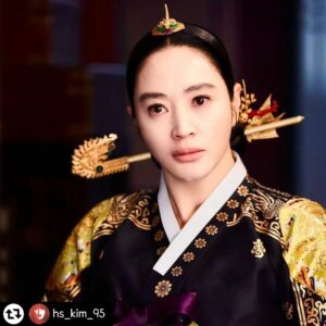 Choi Won-young Instagram - 슈룹 
오늘밤 9:10
'Last. ep16'

#hs_kim_95 #regram #Queen's #Umbrella #벌써 #그리운사람들🙆 ❤☂️