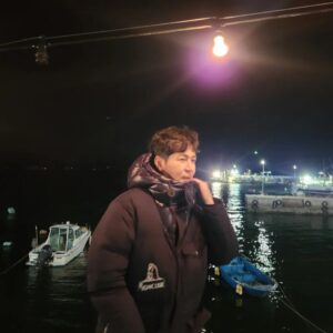 Choi Won-young Instagram - 새해 밤 바다 🛳_..
📽 촬영중 

#경남창원부둣가 #이쁜정거장씬  #춥다그램❄️ 😭
#새해모두건강기원💪