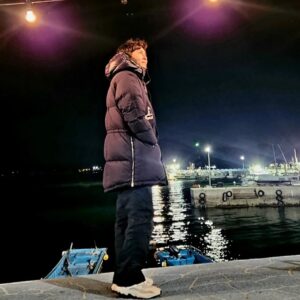 Choi Won-young Instagram - 새해 밤 바다 🛳_..
📽 촬영중 

#경남창원부둣가 #이쁜정거장씬  #춥다그램❄️ 😭
#새해모두건강기원💪