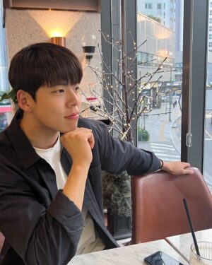 Choi Woo-sung Instagram - 말렌카🍯케이크💛🧡