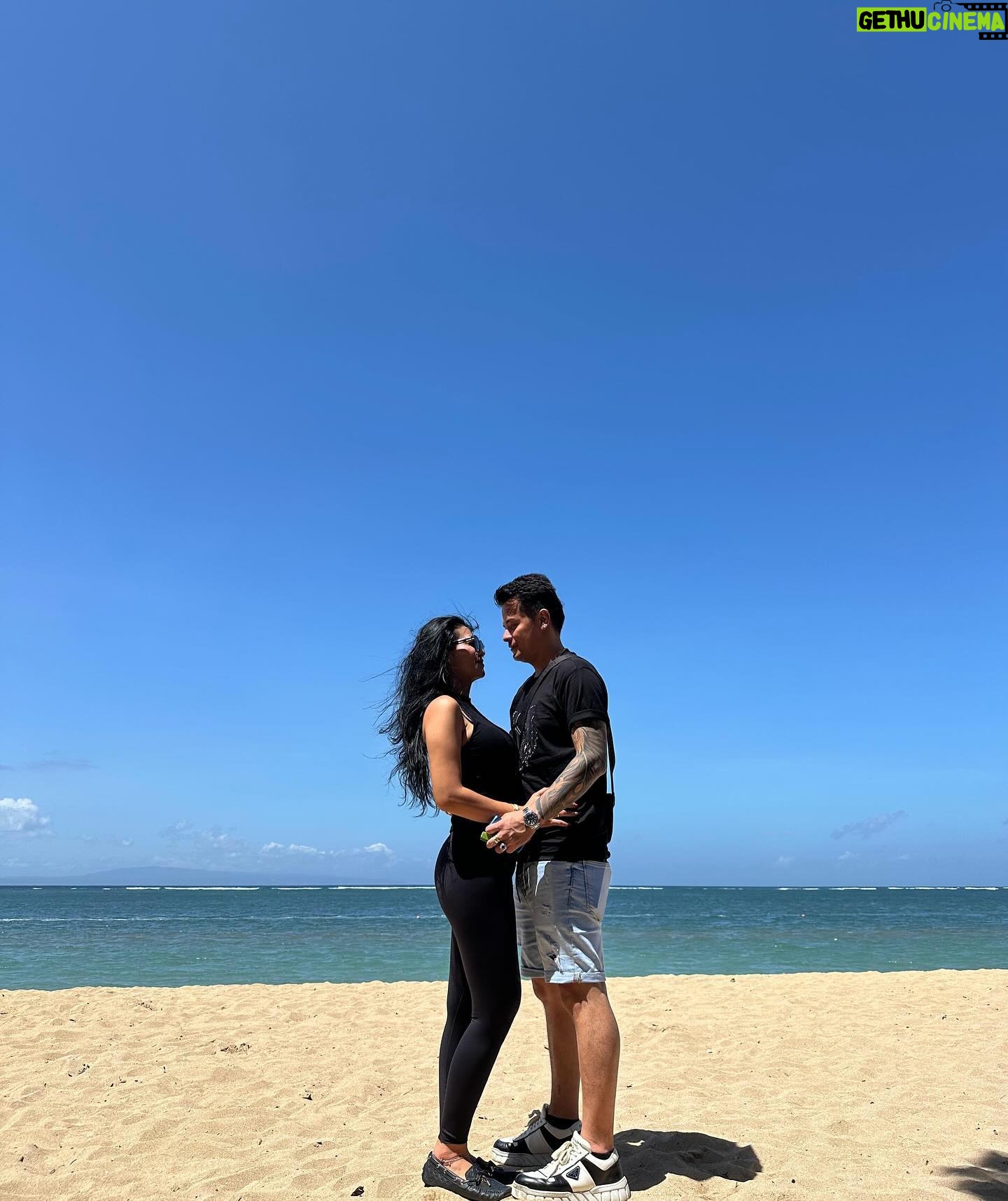Choky Andriano - 1.4K Likes - Yang terbaik bukanlah yg datang dengan segala kelebihannya tapi yg tidak akan pernah pergi karena segala kekurangan kita ❤️❤️ #husbandandwife #andrianofamily #loveforever