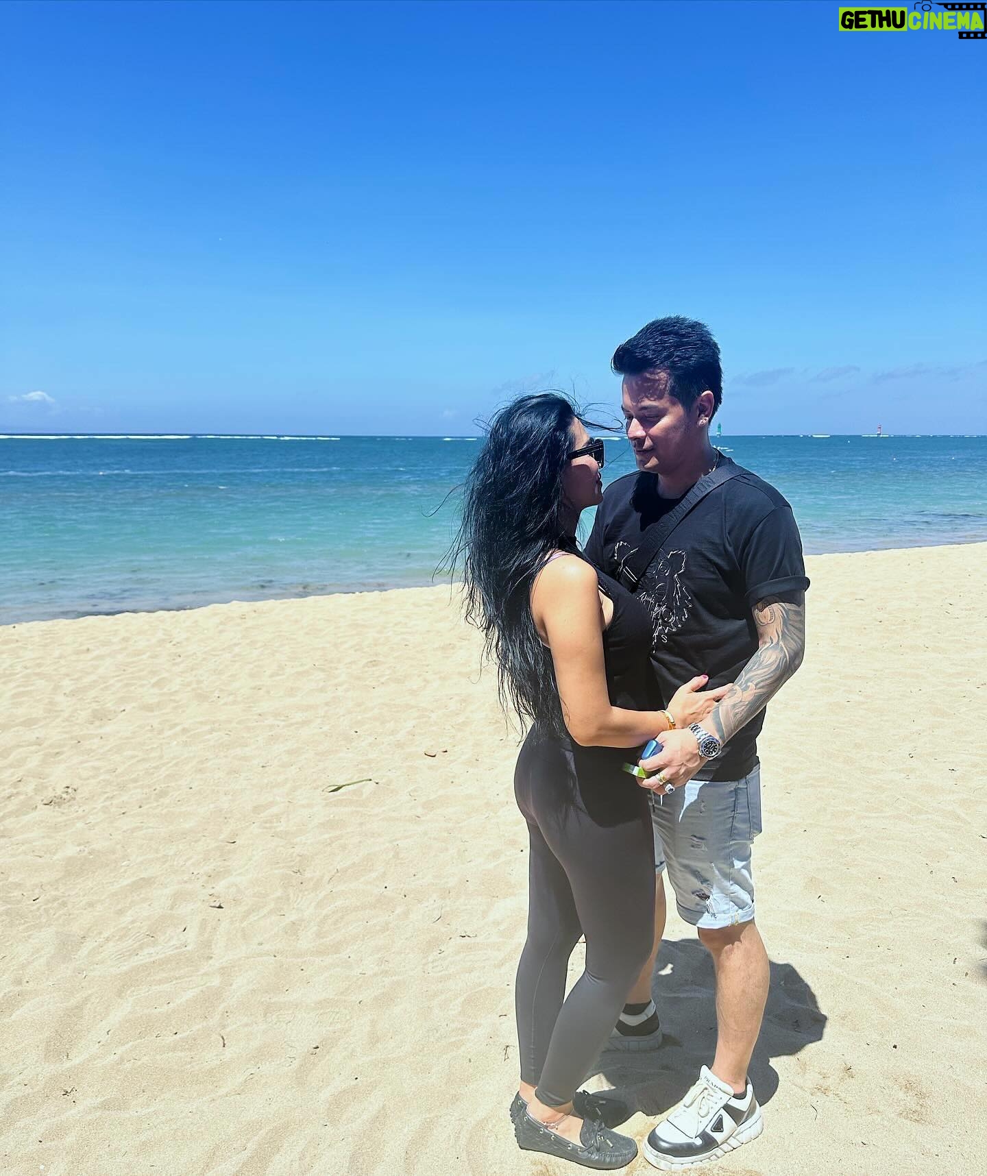 Choky Andriano - 1.4K Likes - Yang terbaik bukanlah yg datang dengan segala kelebihannya tapi yg tidak akan pernah pergi karena segala kekurangan kita ❤️❤️ #husbandandwife #andrianofamily #loveforever