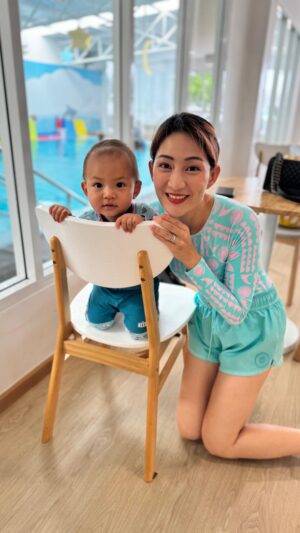 Chon Wachananon Instagram - Be Confident. Be Brave. 

หลังจากหม่ามี้ฝึกดำน้ำกับเบรฟอยู่หลายครั้ง หม่ามี้ก็รู้สึกว่าได้เวลาแล้วล่ะที่น้องต้องเรียนจริงจังกับเค้าบ้าง และนี่ก็คือ reel แรกกับการเรียนว่ายน้ำของน้องเบรฟ ที่อยากทำไว้ดูและบันทึกไว้เป็นความทรงจำของเราสองคนนะคับ 👶🏻👩🏻

คลาสแรกที่ รร. Baby Swimming Bang Na ให้ทำ Mobility หรือ การฝึกการเคลื่อนที่ในสระ สร้างความคุ้นชินและกระตุ้นพัฒนาการของกล้ามเนื้อมัดเล็กและมัดใหญ่ รวมทั้งการทำงานร่วมกันของประสาทสัมผัส 

ซึ่งในส่วนนี้จะมีกิจกรรมประกอบเพลง 🎶 Kick&Paddle ฝึกกล้ามเนื้อทั้งแขนและขาให้ทำงานสัมพันธ์กัน เพื่อการเคลื่อนที่เคลื่อนไหวในน้ำได้อย่างถูกต้อง ตามด้วย 🪼Noodle Float เคลื่อนที่ไปพร้อมอุปกรณ์

ส่วนเรื่องของการ Diving หรือ ฝึกการกลั้นหายใจ ที่ รร. จะให้น้องดำน้ำในระยะสั้นๆ รวมถึงฝึกทักษะการเอาตัวรอดจากอุบัติเหตุทางน้ำด้วยตัวเอง มีทั้ง “ดำน้ำลอดห่วง” หรือ ดำน้ำพร้อมกับเคลื่อนที่ไปด้านหน้าเข้าหาที่ปลอดภัย สำหรับคลาสเรียนวันนี้จะเห็นว่า “เราคือที่ปลอดภัยของน้อง” งื้อออออ I will always be your safest place my son 😍 

นอกจากนี้ ที่ รร. ยังให้หม่ามี้ได้มีโอกาสดำน้ำกับน้องเบรฟมองหน้ากันใต้น้ำ สร้างความมั่นใจให้น้องในการดำน้ำมากยิ่งขึ้นค่ะ โดยรวมคือสนุกกกกกทั้งคุณแม่และน้อง เบรฟคือไม่ยอมขึ้นน้ำจ้าาาา รอบหน้าคงต้องเรียนติดกัน 2 คลาส เอาให้สุดไปเล้ยยยย 🐳🩵🐳

ปล. ที่นี้สะอาดดีค่ะ ไม่ลื่น แลดูปลอดภัย #babyswimming #babyswimmingbangna

LINE ID : @Bst_bna
FACEBOOK : Baby Swimming Bang Na
เบอร์ติดต่อ : 065-701-4999