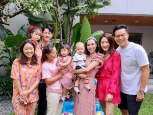 Chon Wachananon Instagram - Happy Birthday Meya! Thanks for having me 🎉 @yardthip รู้จักกันมาสิบกว่าปี จนวันนี้มีลูกกันแล้ว! 😂😂 #ชีวิตที่ไม่เหมือนเดิม