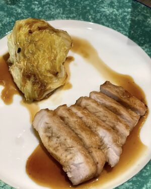 Chon Wachananon Instagram - #วันก่อน หลังจากไปทาน #GrilledPorkChop ฝีมือเชฟแพม @chef.pam ก็แอบติดใจ แม่ก็เลยตัดสินใจลองทำเองบ้างซะเลย ซึ่งหน้าตาจะออกมาเหมือนของเซฟไหม...ไม่รู้ แต่รสชาติที่ตกถึงท้องแม่น่ะ บอกเลย อร่อยยยยย แถมดีต่อสุขภาพ😋 สไลด์ขวาวนไปนะคะ ↪️ ว่าแล้ว แม่ไม่รอช้า ไปหยิบ #หม้อทอดไร้น้ำมัน หนึ่งเดียวที่เราเลือกใช้ 👉🏼 Phillips AirFryer Connected มากดสั่ง ๆ ผ่านมือถือทำหมูย่างซะหน่อย
.
โอ้วว ชีวิตช่างสบาย เตรียมวัตถุดิบเสร็จ เชื่อมต่อหม้อทอดเข้ากับมือถือผ่าน wifi จากนั้นก็ไม่ต้องไปดูวิธีการทำจากไหน แค่ดูผ่านแอป NutriU ที่มีสูตรอาหารกว่า 500  เมนู แล้วก็กดสั่งอย่างเดียวเลยจ้า
.
เมนูนี้เริ่มง่าย ๆ จากการเตรียมซอสเปรี้ยวหวาน Apple & Honey Sauce ไว้ราดบนกระหล่ำปลีและน้องหมู จากนั้นก็บรรจงวางน้องหมูและน้องผักเข้าไปในหม้อทอด แล้วก็แค่กดสั่งงานตามที่แอป NutriU บอก 
.
⏰ ผ่านไป 15 นาที Ta-daaa! หมูพอร์คชอปย่าง home cooking ด้วยเทคโนโลยี Rapid Air ก็ออกมานุ่มมม อ๊ะ ๆ แต่ก่อนทาน เพื่อบรรยากาศในการทานที่สวยงามประหนึ่งอยู่บ้านเซฟ เราก็ต้องจัดจานกันหน่อยนะคะ 🐷
.
อ้อ! สำคัญมากอย่างหนึ่ง คือ ทำความสะอาดง่ายมากกก ถอดออกมาล้างได้ทุกชิ้นส่วน สบ๊ายยยทั้งคนทำ คนล้าง

สนใจสินค้าไปเลือกดูได้เลยน้า >> https://bit.ly/3zsQ7lk
.
#หม้อทอดต้องPhilipsAirFryerเท่านั้น #ทำอาหารผ่านมือถือ