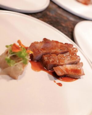 Chon Wachananon Instagram - #วันก่อน หลังจากไปทาน #GrilledPorkChop ฝีมือเชฟแพม @chef.pam ก็แอบติดใจ แม่ก็เลยตัดสินใจลองทำเองบ้างซะเลย ซึ่งหน้าตาจะออกมาเหมือนของเซฟไหม...ไม่รู้ แต่รสชาติที่ตกถึงท้องแม่น่ะ บอกเลย อร่อยยยยย แถมดีต่อสุขภาพ😋 สไลด์ขวาวนไปนะคะ ↪️ ว่าแล้ว แม่ไม่รอช้า ไปหยิบ #หม้อทอดไร้น้ำมัน หนึ่งเดียวที่เราเลือกใช้ 👉🏼 Phillips AirFryer Connected มากดสั่ง ๆ ผ่านมือถือทำหมูย่างซะหน่อย
.
โอ้วว ชีวิตช่างสบาย เตรียมวัตถุดิบเสร็จ เชื่อมต่อหม้อทอดเข้ากับมือถือผ่าน wifi จากนั้นก็ไม่ต้องไปดูวิธีการทำจากไหน แค่ดูผ่านแอป NutriU ที่มีสูตรอาหารกว่า 500  เมนู แล้วก็กดสั่งอย่างเดียวเลยจ้า
.
เมนูนี้เริ่มง่าย ๆ จากการเตรียมซอสเปรี้ยวหวาน Apple & Honey Sauce ไว้ราดบนกระหล่ำปลีและน้องหมู จากนั้นก็บรรจงวางน้องหมูและน้องผักเข้าไปในหม้อทอด แล้วก็แค่กดสั่งงานตามที่แอป NutriU บอก 
.
⏰ ผ่านไป 15 นาที Ta-daaa! หมูพอร์คชอปย่าง home cooking ด้วยเทคโนโลยี Rapid Air ก็ออกมานุ่มมม อ๊ะ ๆ แต่ก่อนทาน เพื่อบรรยากาศในการทานที่สวยงามประหนึ่งอยู่บ้านเซฟ เราก็ต้องจัดจานกันหน่อยนะคะ 🐷
.
อ้อ! สำคัญมากอย่างหนึ่ง คือ ทำความสะอาดง่ายมากกก ถอดออกมาล้างได้ทุกชิ้นส่วน สบ๊ายยยทั้งคนทำ คนล้าง

สนใจสินค้าไปเลือกดูได้เลยน้า >> https://bit.ly/3zsQ7lk
.
#หม้อทอดต้องPhilipsAirFryerเท่านั้น #ทำอาหารผ่านมือถือ