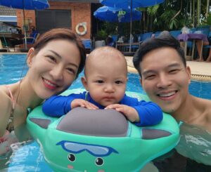 Chon Wachananon Instagram - น้องเบรฟ 10 เดือนเล่นน้ำป๋อมแป๋ม
