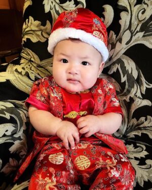 Chon Wachananon Instagram - Our first Chinese New Year together กับฮ่องเต้น้อย 🧧 ปล. ไอเดียการใส่ชุดมาจากคุณพ่อไม่ใช่คุณแม่นะคะ 😅 #home #chinesenewyear
