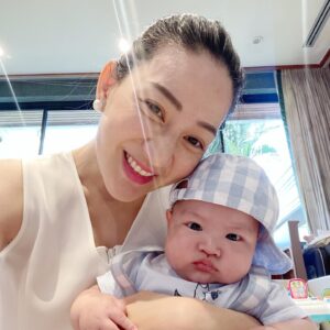 Chon Wachananon Instagram - Happy New Year everyone 🎊 I know, I am my mama’s best gift 🎁 and my mama gave me the best gift as well :)
.
.
จากเตียง crib สู่ #คอกกั้นเด็ก @hoyosoftandsafe 👶🏻 น้องเบรฟนอน hoyo มาได้เกือบ 2 เดือนแล้วค่ะ ใช้เป็นทั้งที่นอน ที่เล่น ที่ฝึกพัฒนาการครบเลย คือ มี hoyo ชิ้นเดียว จบ! คือ พี่เลี้ยง คุณพ่อ หรือ คุณแม่ สามารถนอนข้างน้อง ในคอกได้เลยค่ะ สะดวกดี ไม่ต้อง ลุก ๆ นั่ง ๆ มาเปลี่ยน diapers หรือ ดูน้องว่ามีอะไรผิดปกติไหม ได้ยินเสียงน้องปุ๊ป ก็หันหน้าไปหาได้เลย สะดวกดี.
.
.
คุณภาพของตัวเบาะ นุ่ม สัมผัสละเอียด ทำความสะอาดง่าย รู้สึกได้จริง ๆ ว่าเค้าใช้ของดีอ่ะ.
.
เพราะฉะนั้นแล้วถ้าคุณพ่อคุณแม่มือใหม่คนไหนกำลังหาที่นอน คอกกั้น เราก็แนะนำให้ใช้ตัวนี้ตัวเดียวจบเลยนะ ไม่ต้องซื้อเตียงลูกเลย แต่อาจจะต้องมีพื้นที่หน่อย ถ้าจะใช้คอก hoyo แทนเตียงนะ.
.
.

ส่วนเตียงเดิมที่ชลมีอยู่ ชลก็เอาไปใช้วางที่ในห้องของชลอีกห้อง เก็บเอาไว้ให้น้องนอนพัก เวลาพี่เลี้ยงมาน้องหาพวกเรา (น้องนอนแยกกับคุณพ่อคุณแม่แต่ตั้งแต่ 1 เดือนค่ะ) 
.
.
แต่ถ้าห้องนอนน้องไม่ใหญ่มาก ก็สามารถใช้เตียงเดิมวางไว้ในห้องนอน และช่วงกลางวันก็ใช้คอกนี้เป็นที่นอนช่วงกลางวันให้น้องได้เลย และอาจจะเสริมด้วยผ้าปูนอนแบบนุ่ม ๆ อีกชั้นก้ได้นะ เพื่อความฟินของลูก ❤️