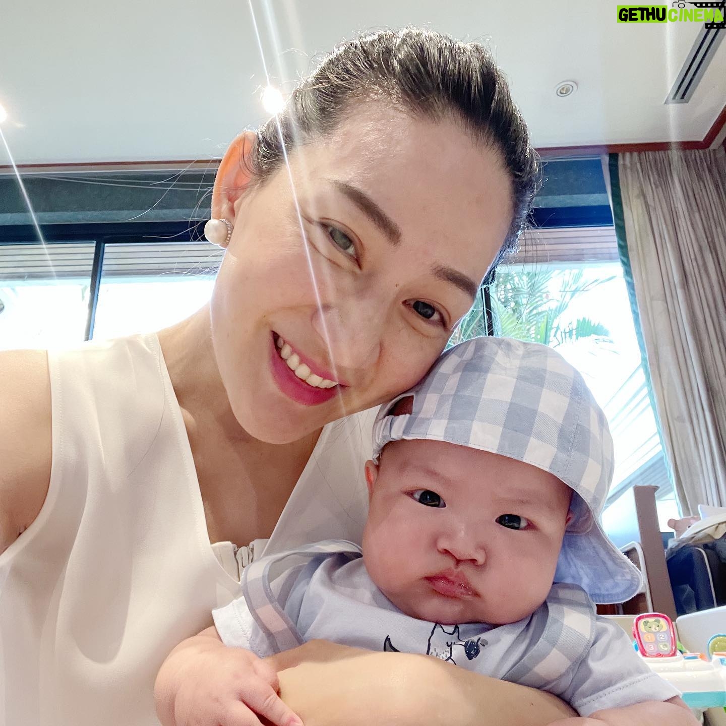 Chon Wachananon - 0.9K Likes - Happy New Year everyone 🎊 I know, I am my mama’s best gift 🎁 and my mama gave me the best gift as well :)
.
.
จากเตียง crib สู่ #คอกกั้นเด็ก @hoyosoftandsafe 👶🏻 น้องเบรฟนอน hoyo มาได้เกือบ 2 เดือนแล้วค่ะ ใช้เป็นทั้งที่นอน ที่เล่น ที่ฝึกพัฒนาการครบเลย คือ มี hoyo ชิ้นเดียว จบ! คือ พี่เลี้ยง คุณพ่อ หรือ คุณแม่ สามารถนอนข้างน้อง ในคอกได้เลยค่ะ สะดวกดี ไม่ต้อง ลุก ๆ นั่ง ๆ มาเปลี่ยน diapers หรือ ดูน้องว่ามีอะไรผิดปกติไหม ได้ยินเสียงน้องปุ๊ป ก็หันหน้าไปหาได้เลย สะดวกดี.
.
.
คุณภาพของตัวเบาะ นุ่ม สัมผัสละเอียด ทำความสะอาดง่าย รู้สึกได้จริง ๆ ว่าเค้าใช้ของดีอ่ะ.
.
เพราะฉะนั้นแล้วถ้าคุณพ่อคุณแม่มือใหม่คนไหนกำลังหาที่นอน คอกกั้น เราก็แนะนำให้ใช้ตัวนี้ตัวเดียวจบเลยนะ ไม่ต้องซื้อเตียงลูกเลย แต่อาจจะต้องมีพื้นที่หน่อย ถ้าจะใช้คอก hoyo แทนเตียงนะ.
.
.
ส่วนเตียงเดิมที่ชลมีอยู่ ชลก็เอาไปใช้วางที่ในห้องของชลอีกห้อง เก็บเอาไว้ให้น้องนอนพัก เวลาพี่เลี้ยงมาน้องหาพวกเรา (น้องนอนแยกกับคุณพ่อคุณแม่แต่ตั้งแต่ 1 เดือนค่ะ)
.
.
แต่ถ้าห้องนอนน้องไม่ใหญ่มาก ก็สามารถใช้เตียงเดิมวางไว้ในห้องนอน และช่วงกลางวันก็ใช้คอกนี้เป็นที่นอนช่วงกลางวันให้น้องได้เลย และอาจจะเสริมด้วยผ้าปูนอนแบบนุ่ม ๆ อีกชั้นก้ได้นะ เพื่อความฟินของลูก ❤️